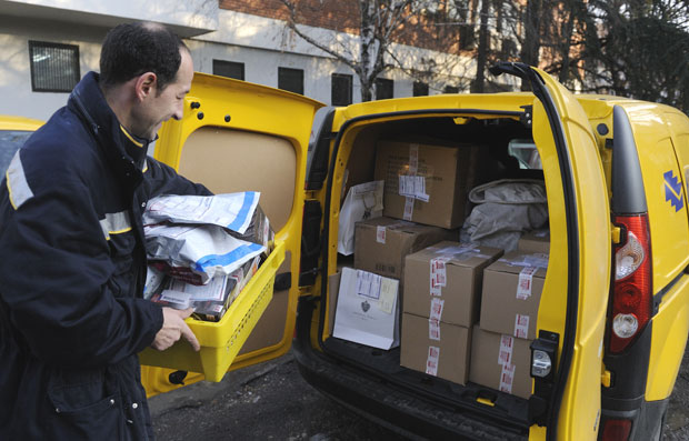 ЈАВНА ПРОДАЈА НЕИСПОРУЧЕНИХ ПОШТАНСКИХ ПОШИЉКИ: Фармерке 10, јакна 50 динара